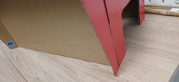 Le couvercle est agrafé au dos de la boîte pour créer un arrière plan