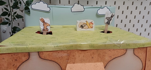 La maquette est prêt avec les personnages et les objets placés sur des Duplos. Les lapins ont deux visages chacun